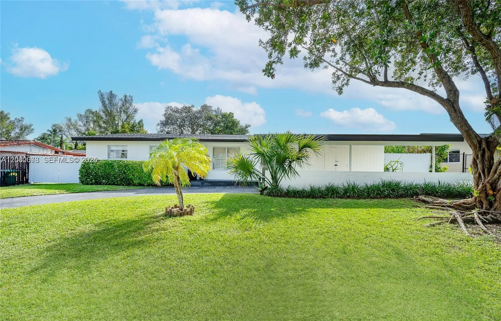 Foto de propiedad en 8810 SW 43rd Terrace, Miami, FL 33165 Miami con MLS# 