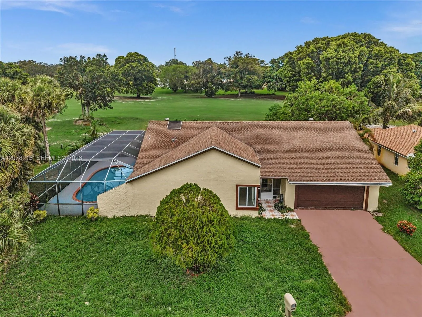 Foto de propiedad en 8813 Paradise Court, Tamarac, FL 33321 Tamarac con MLS# 