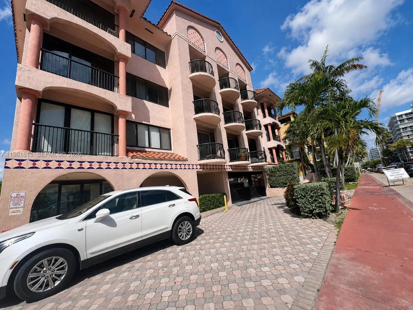 Foto de propiedad en 8816 Collins Avenue 105, Surfside, FL 33154 Surfside con MLS# 