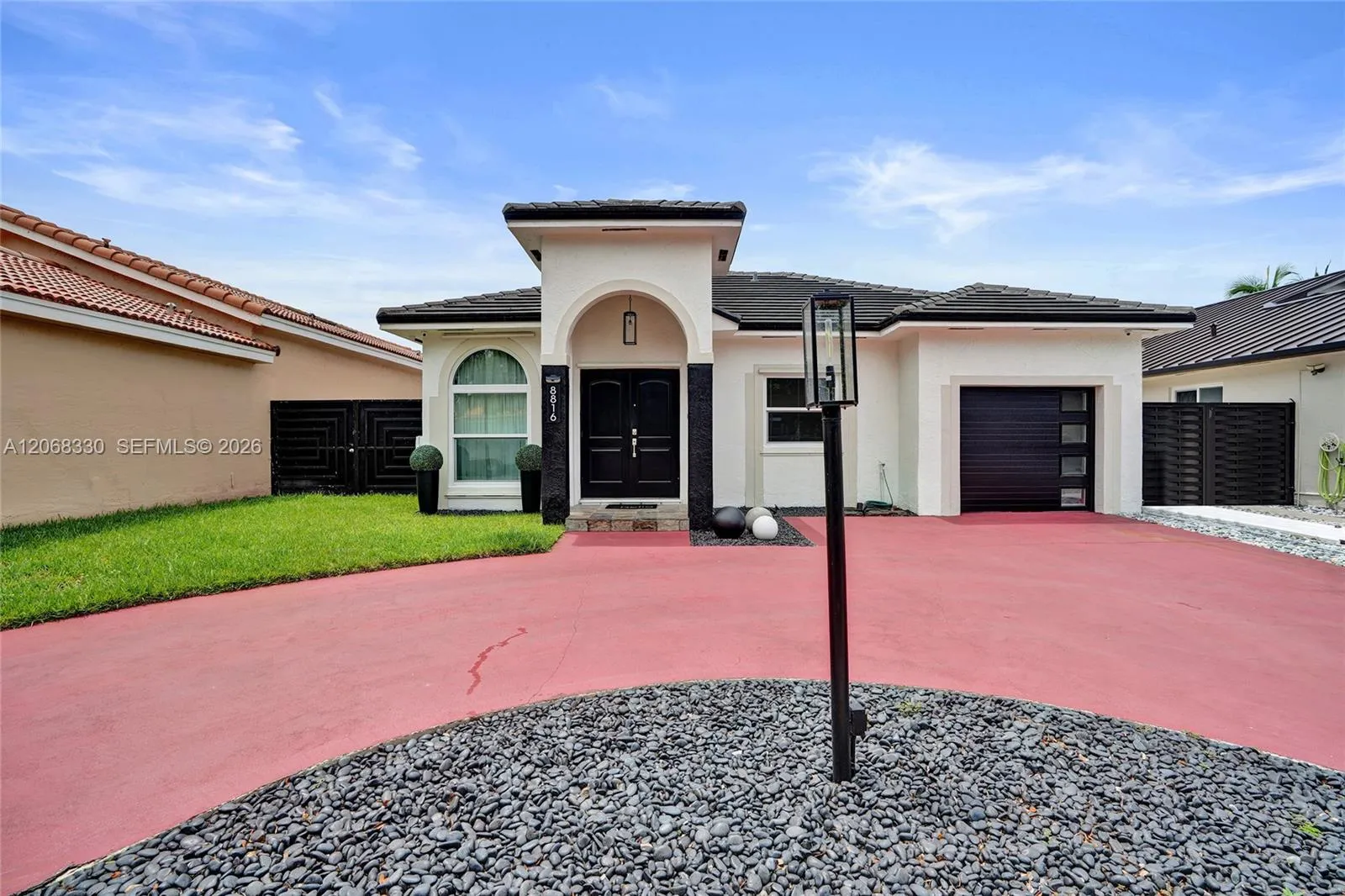 Foto de propiedad en 8816 NW 149th Terrace, Miami Lakes, FL 33018 Miami Lakes con MLS# 