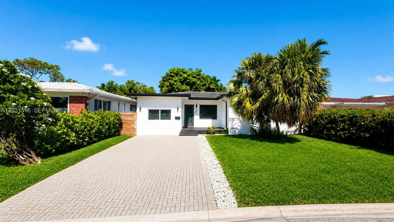 Foto de propiedad en 8819 Dickens Avenue, Surfside, FL 33154 Surfside con MLS# 