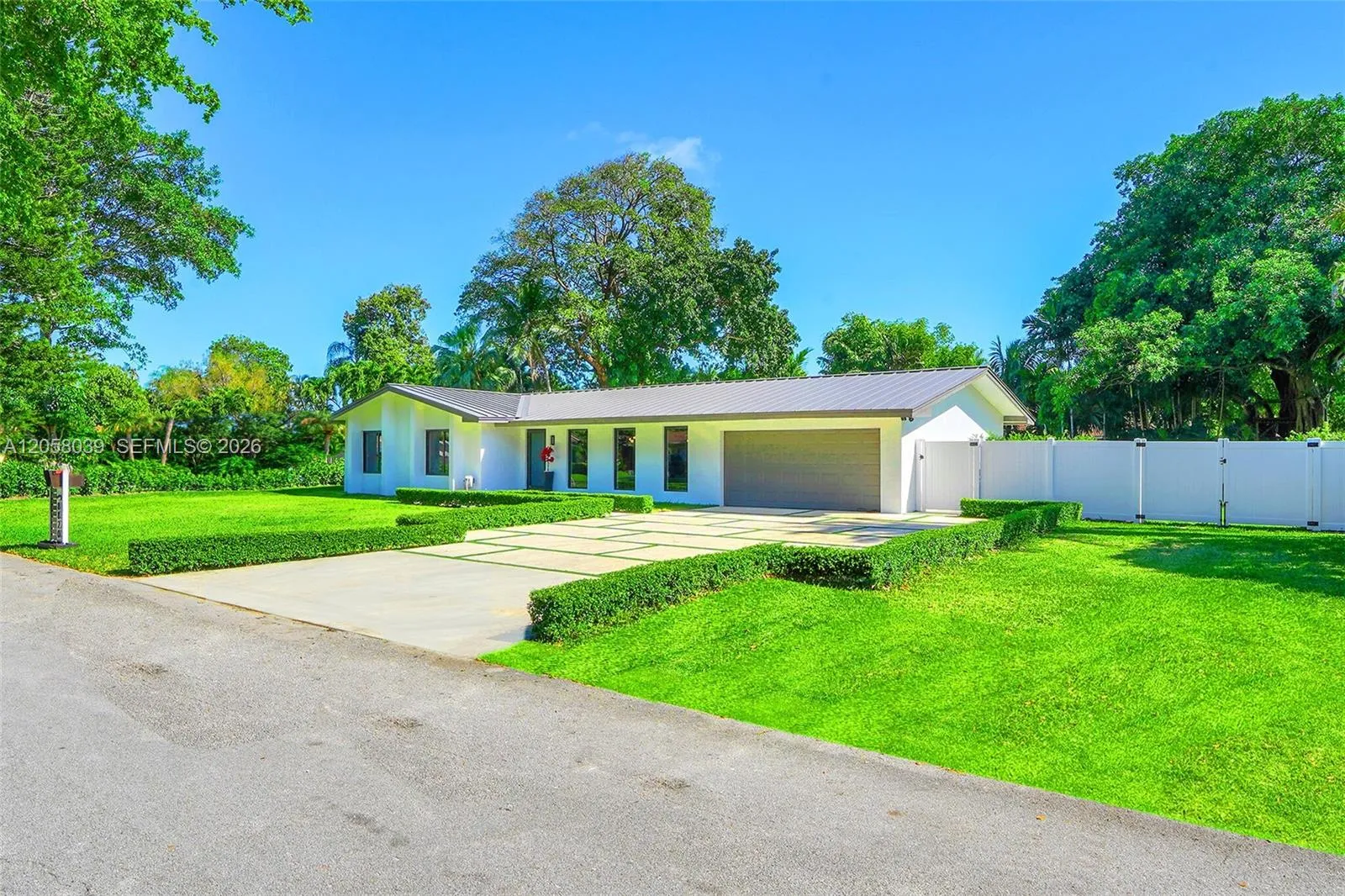 Foto de propiedad en 8820 SW 182nd Terrace, Palmetto Bay, FL 33157 Palmetto Bay con MLS# 