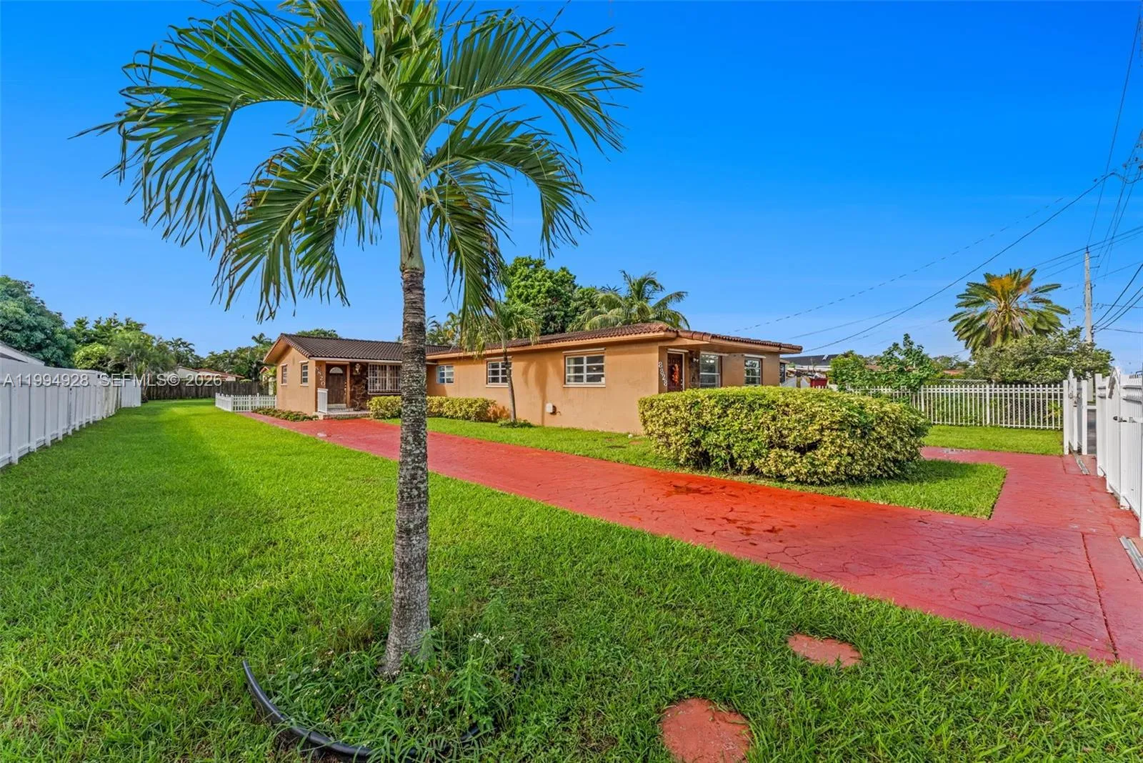 Foto de propiedad en 8820 SW 27th Street, Miami, FL 33165 Miami con MLS# 