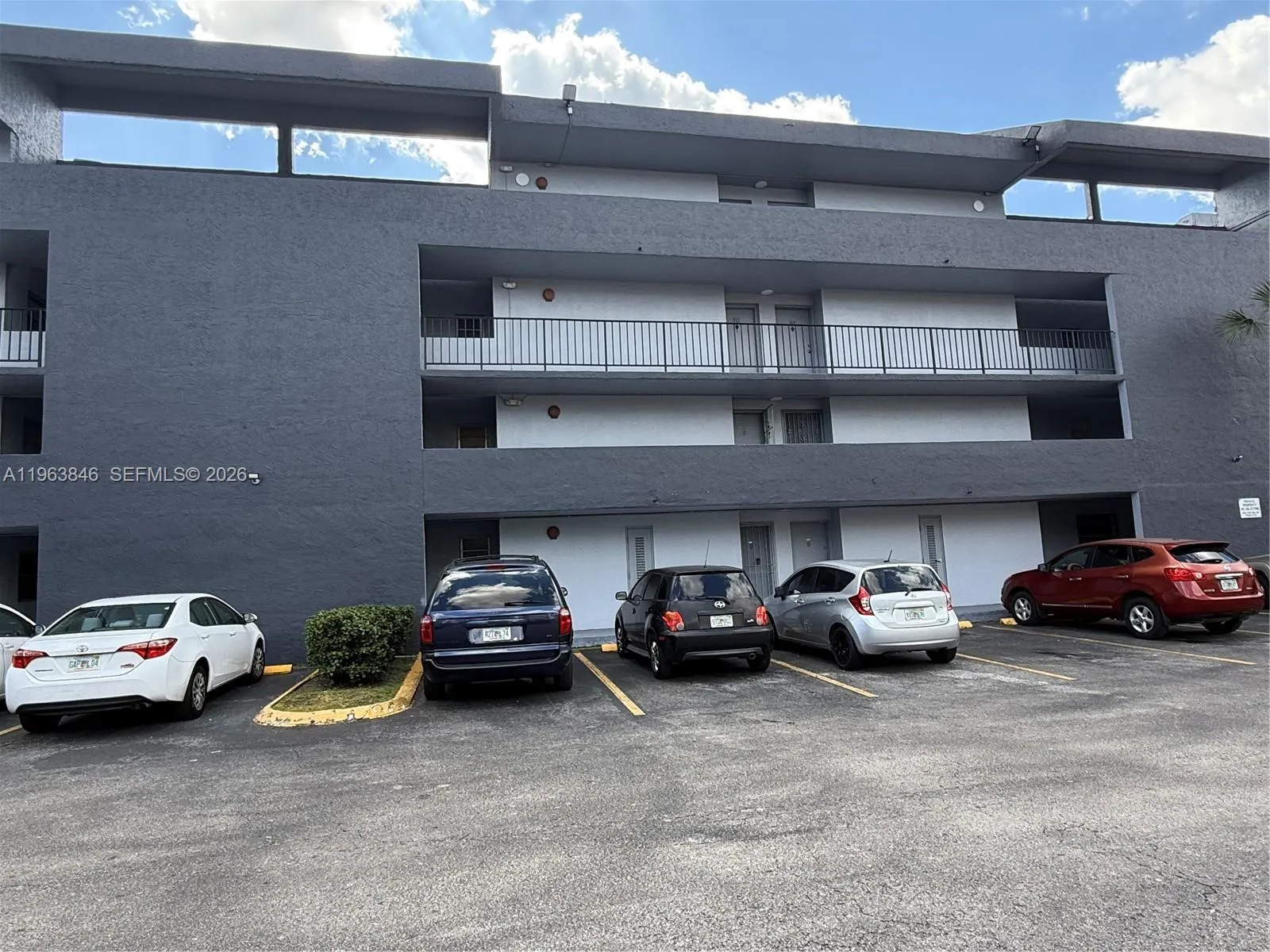 Foto de propiedad en 8821 W Flagler Street 411, Miami, FL 33174 Miami con MLS# 