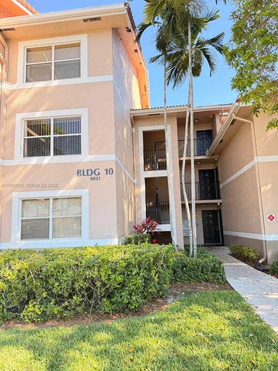 Foto de propiedad en 8821 Wiles Road 108, Coral Springs, FL 33067 Coral Springs con MLS# 