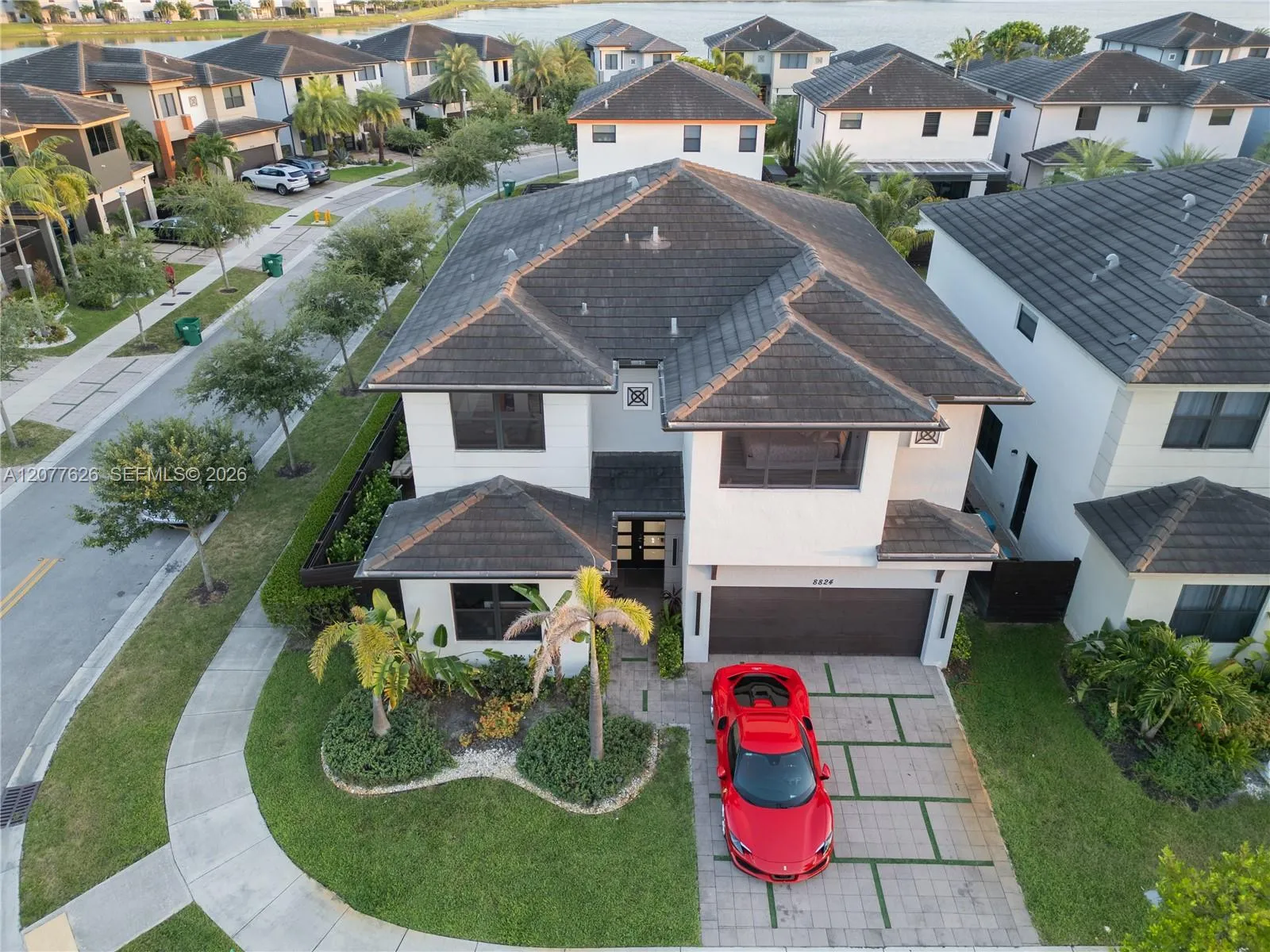 Foto de propiedad en 8824 NW 161st Terrace, Miami Lakes, FL 33018 Miami Lakes con MLS# 