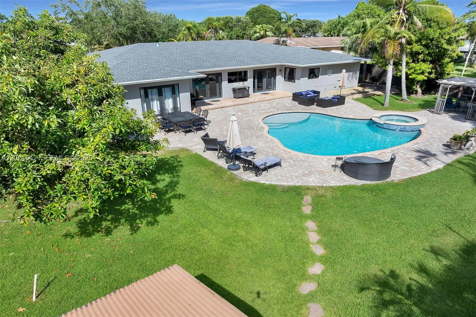 Foto de propiedad en 8825 SW 185th Terrace, Cutler Bay, FL 33157 Cutler Bay con MLS# 