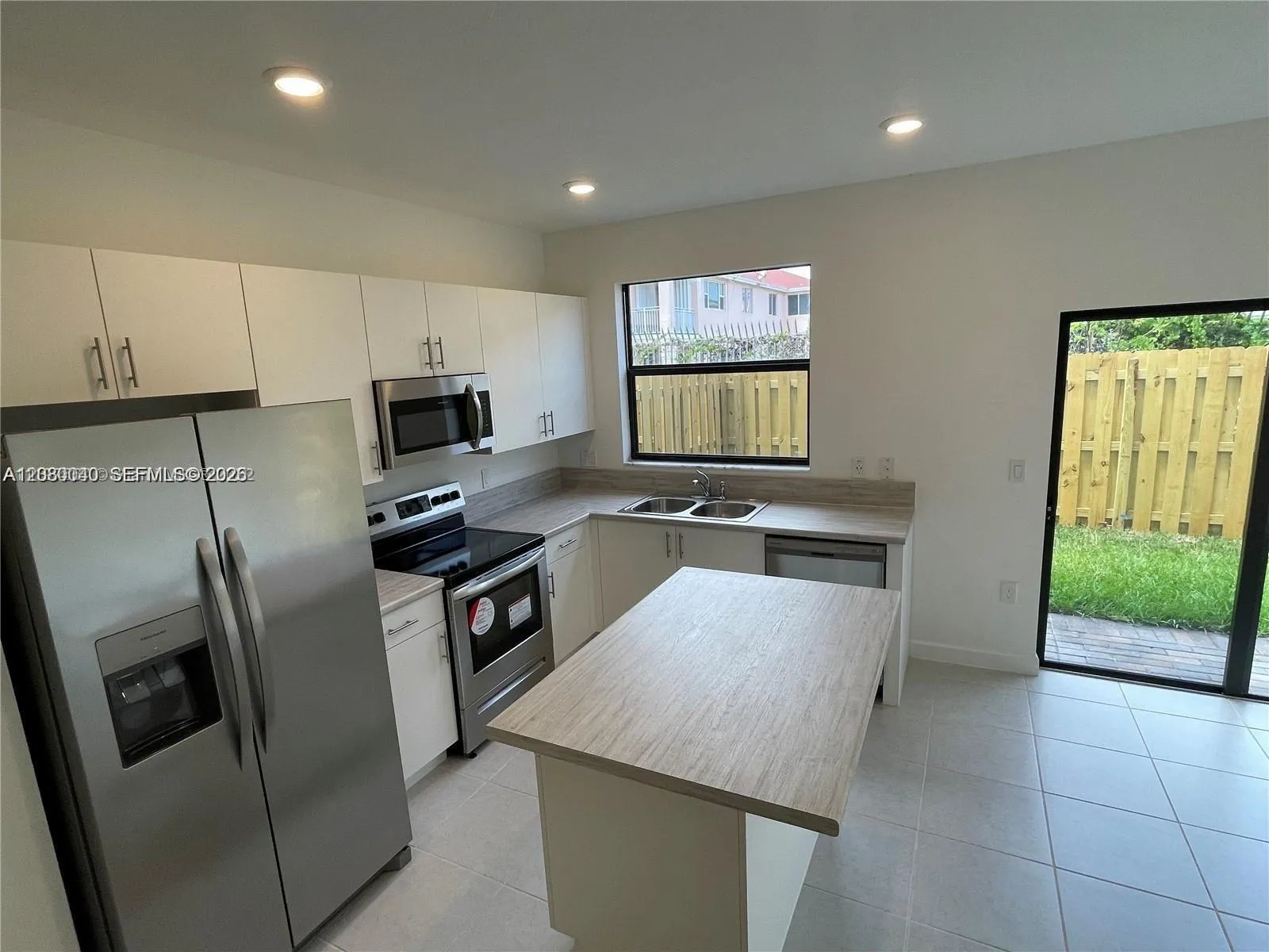En Renta 883 NE 211th Street 883, Miami, FL 33179, Miami, FL 33179