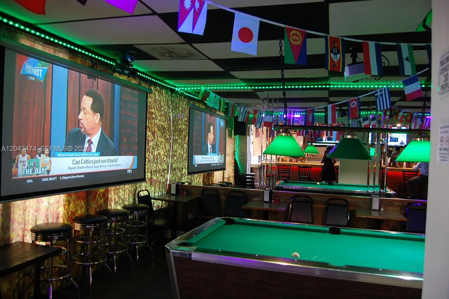 pool table and projector/mesa billar y projector