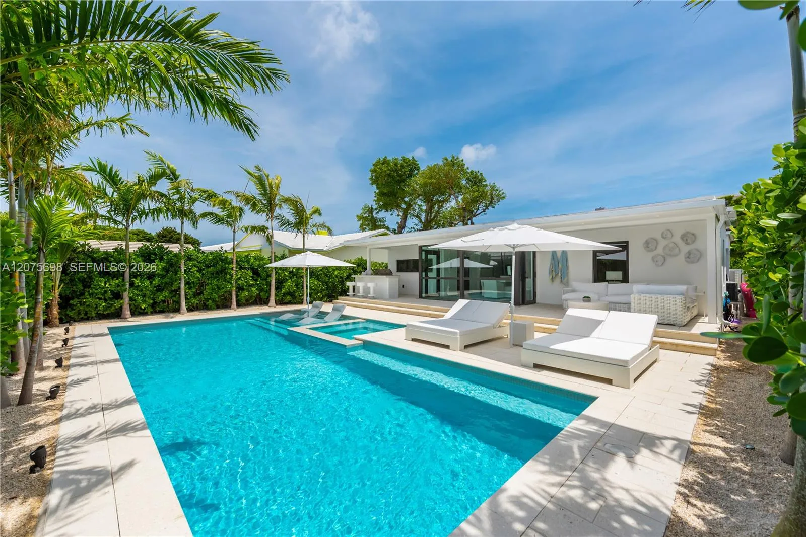 Foto de propiedad en 8834 Abbott Avenue, Surfside, FL 33154 Surfside con MLS# 