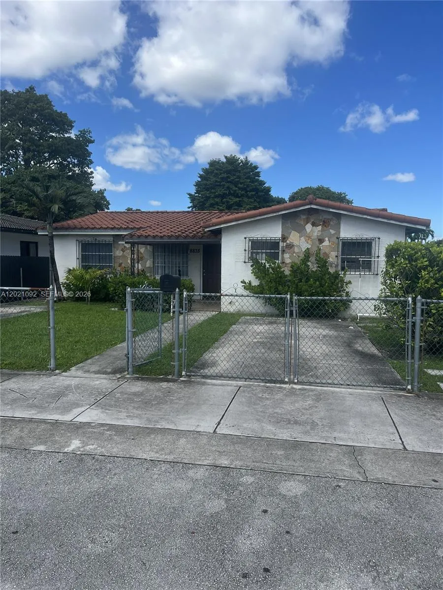 Foto de propiedad en 8835 SW 27th Street, Miami, FL 33165 Miami con MLS# 
