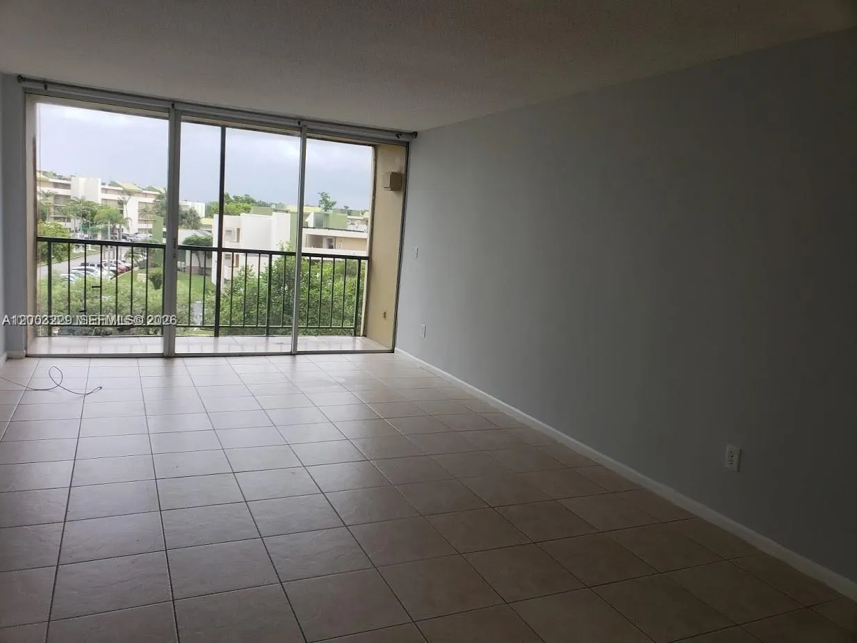 Foto de propiedad en 8840 Fontainebleau Boulevard 402, Miami, FL 33172 Miami con MLS# 