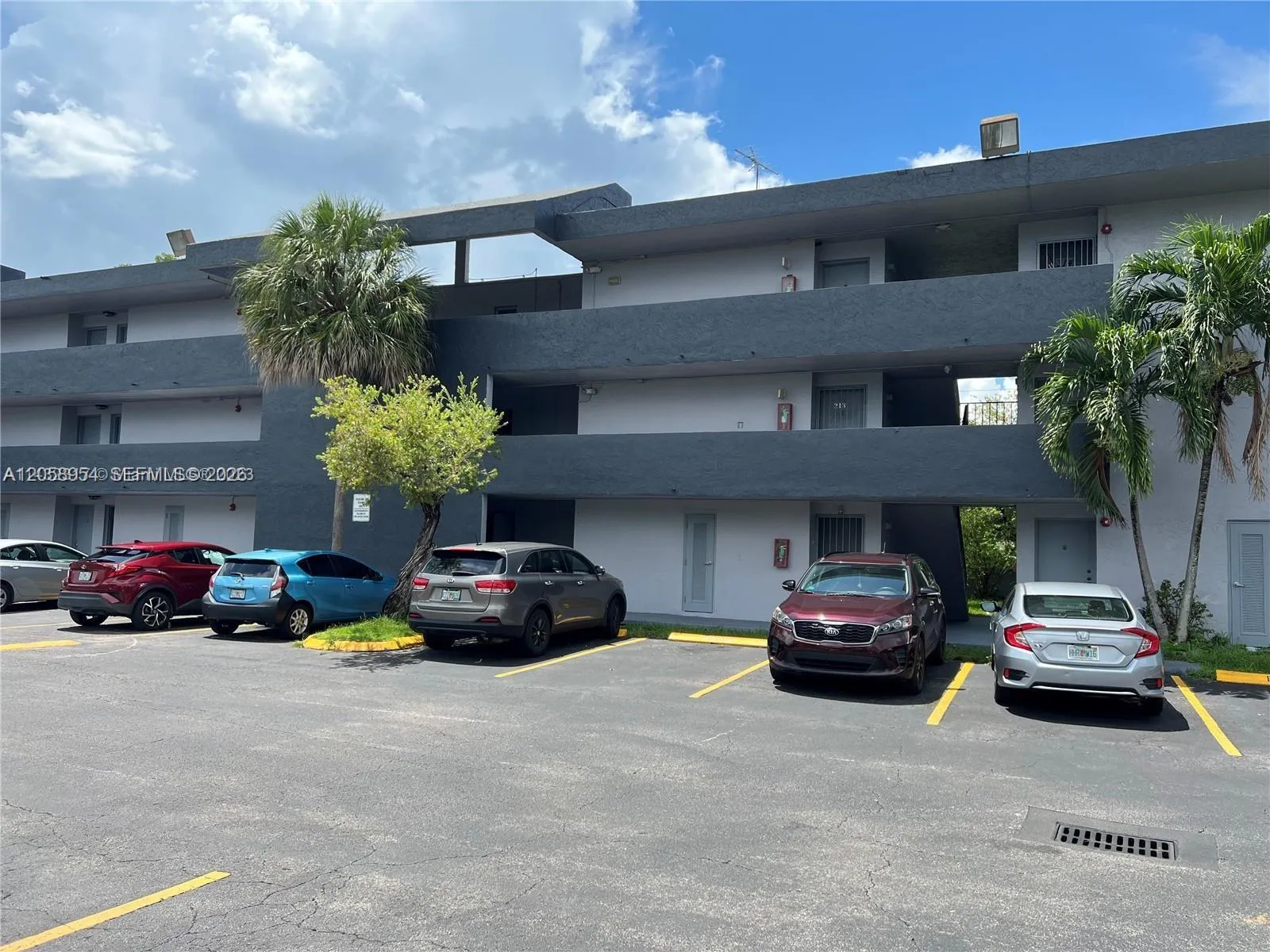 Foto de propiedad en 8841 W Flagler Street 202, Miami, FL 33174 Miami con MLS# 