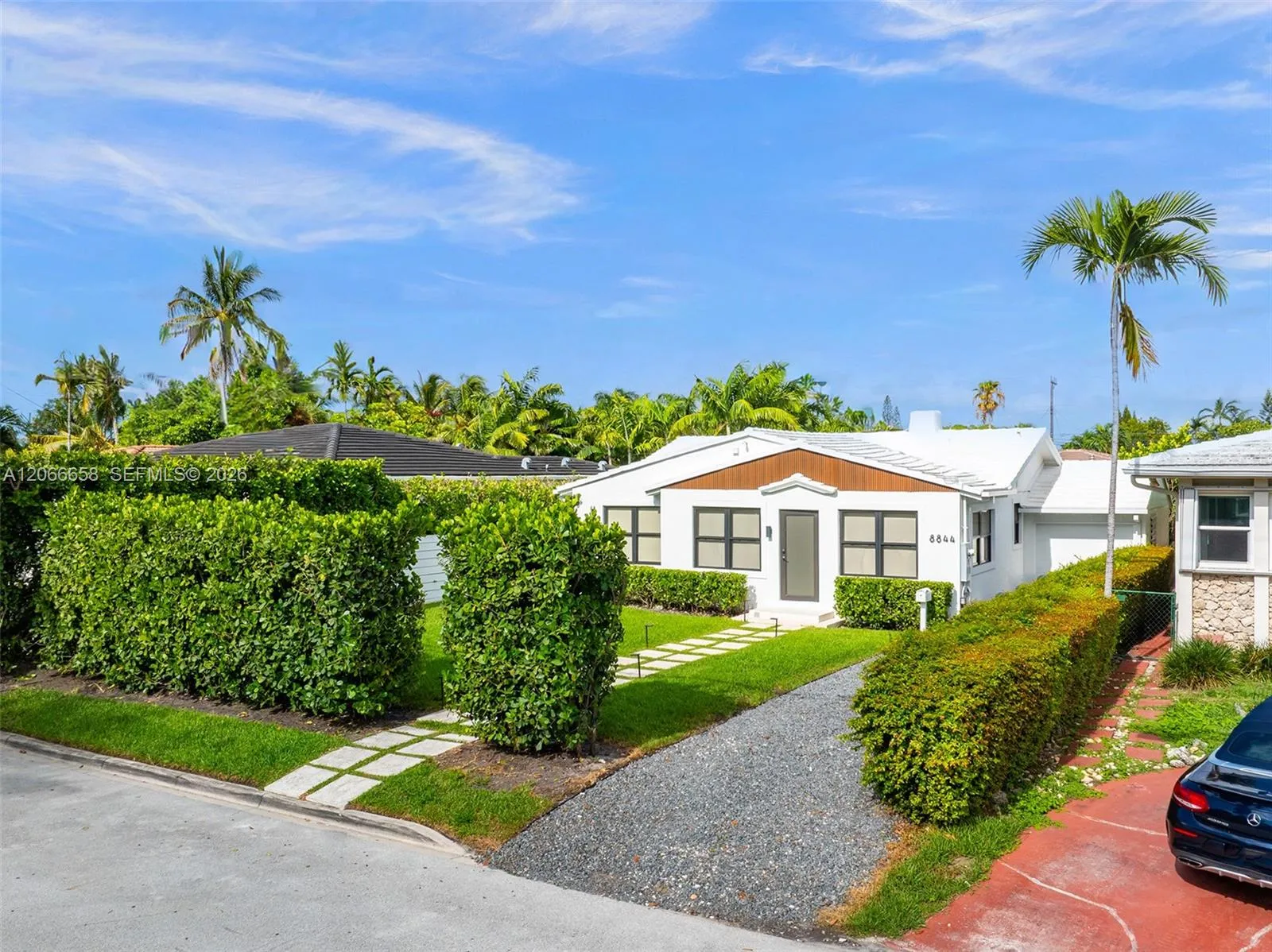 Foto de propiedad en 8844 Abbott Avenue, Surfside, FL 33154 Surfside con MLS# 