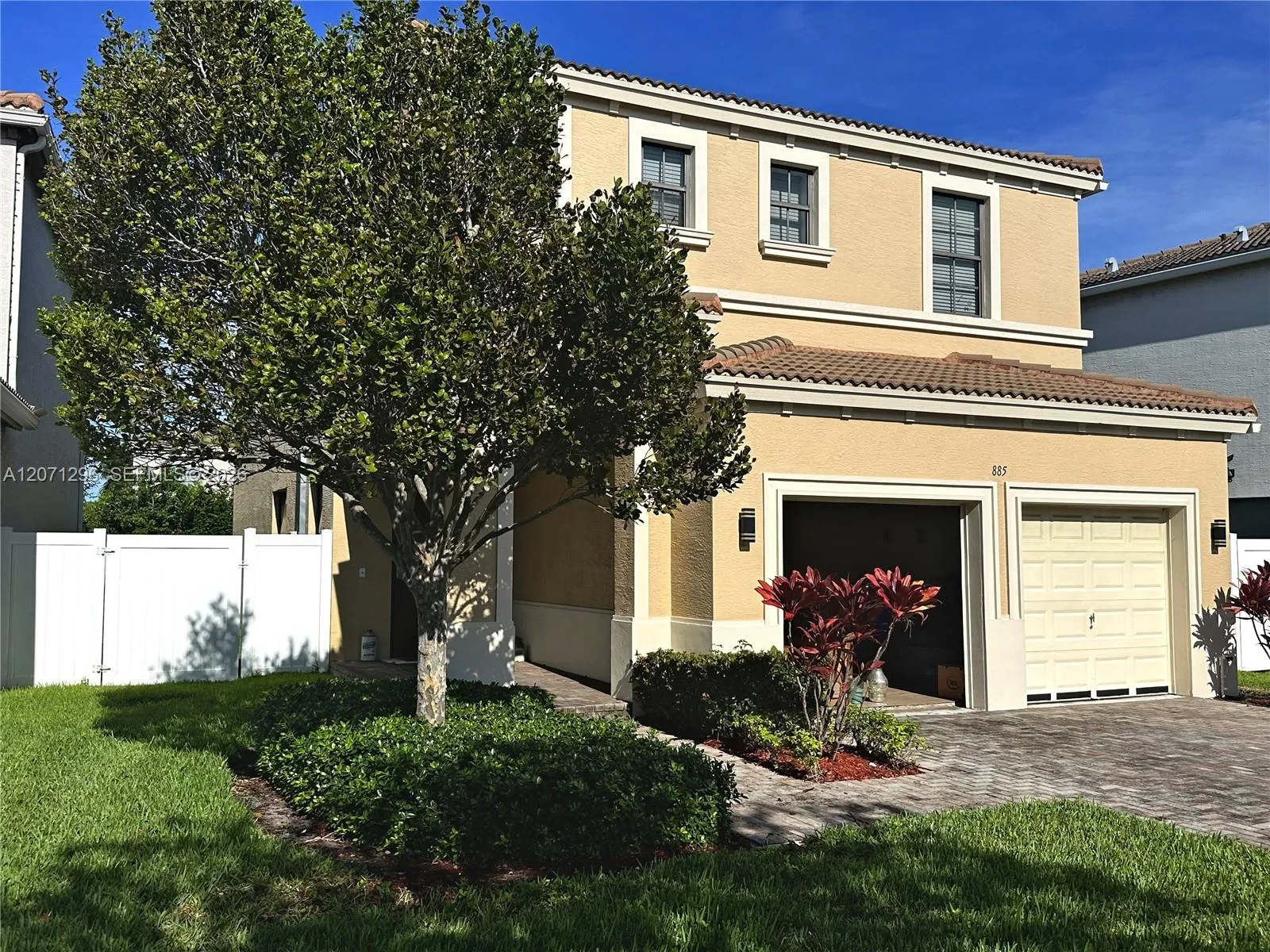 Foto de propiedad en 885 NE 191st Street, Miami, FL 33179 Miami con MLS# 