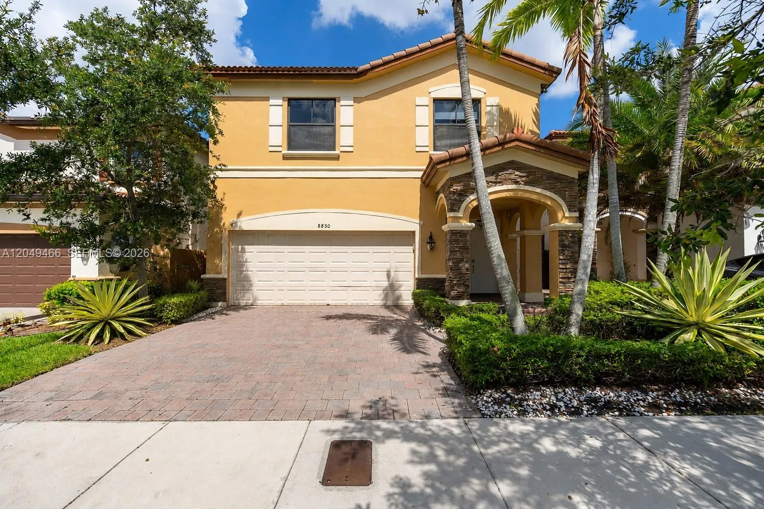 Foto de propiedad en 8850 NW 99th Path, Doral, FL 33178 Doral con MLS# 