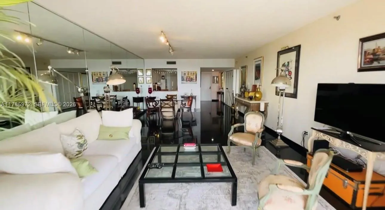 Foto de propiedad en 8855 Collins Avenue 9E, Surfside, FL 33154 Surfside con MLS# 