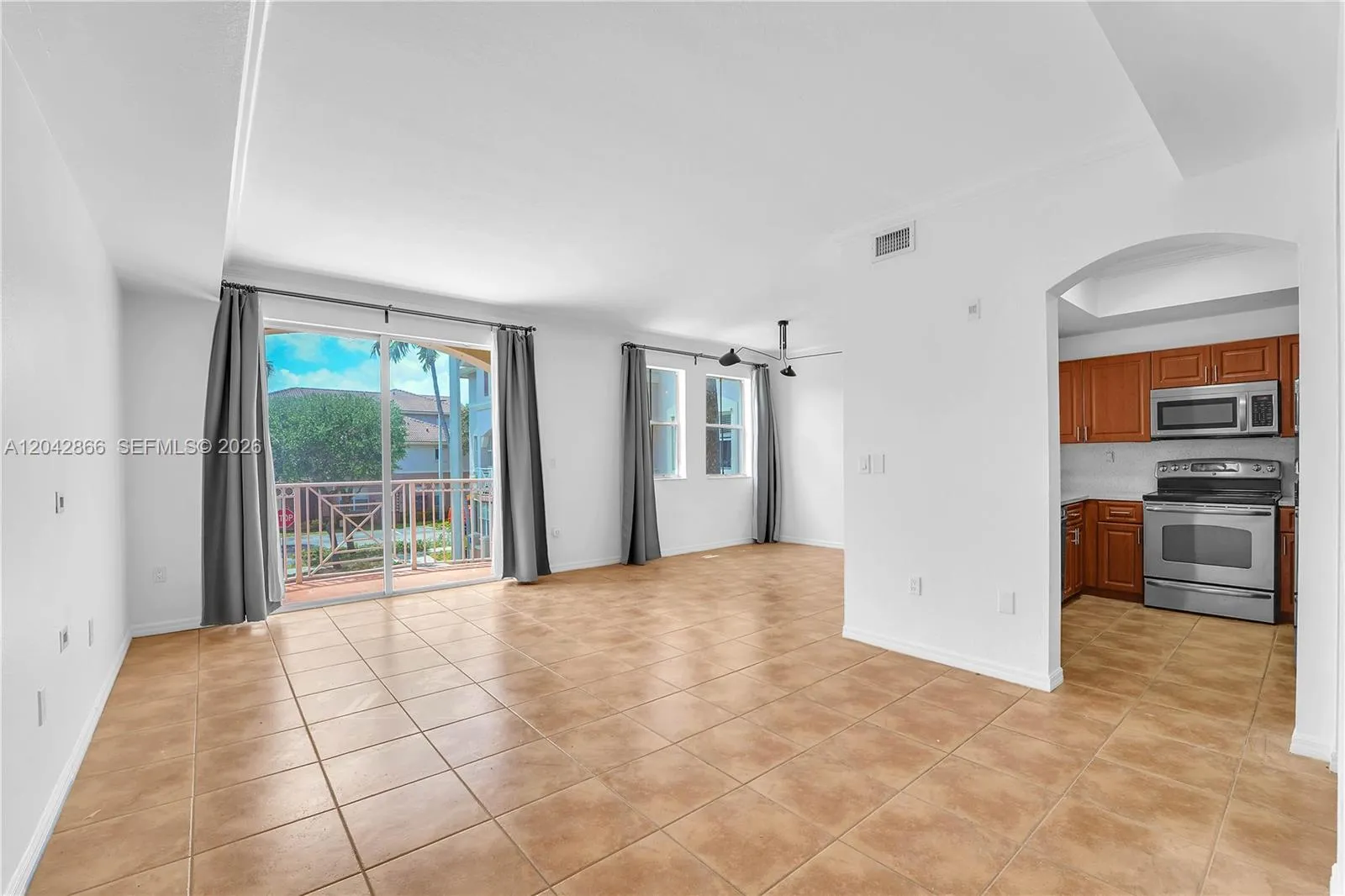Foto de propiedad en 8858 W Flagler Street 210, Miami, FL 33174 Miami con MLS# 