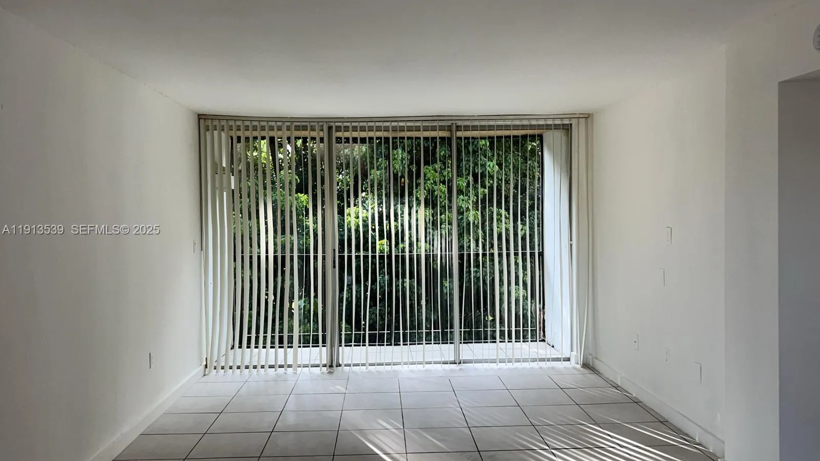 Foto de propiedad en 8860 Fontainebleau Boulevard 403, Miami, FL 33172 Miami con MLS# 