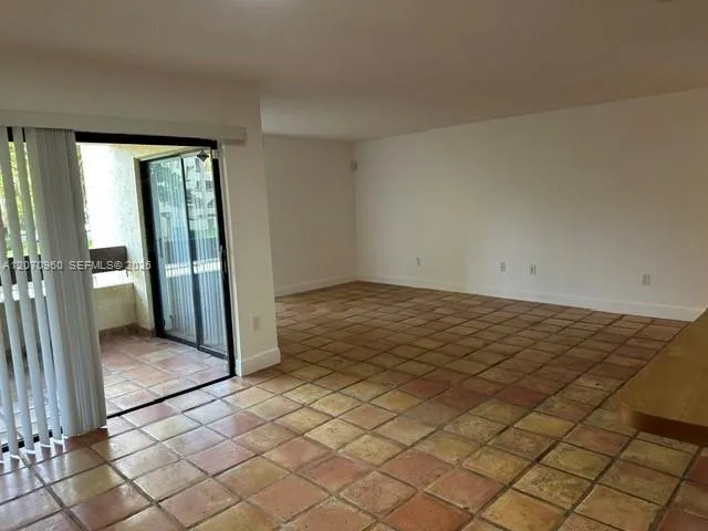 Foto de propiedad en 8860 SW 123rd Court K205, Miami, FL 33186 Miami con MLS# 