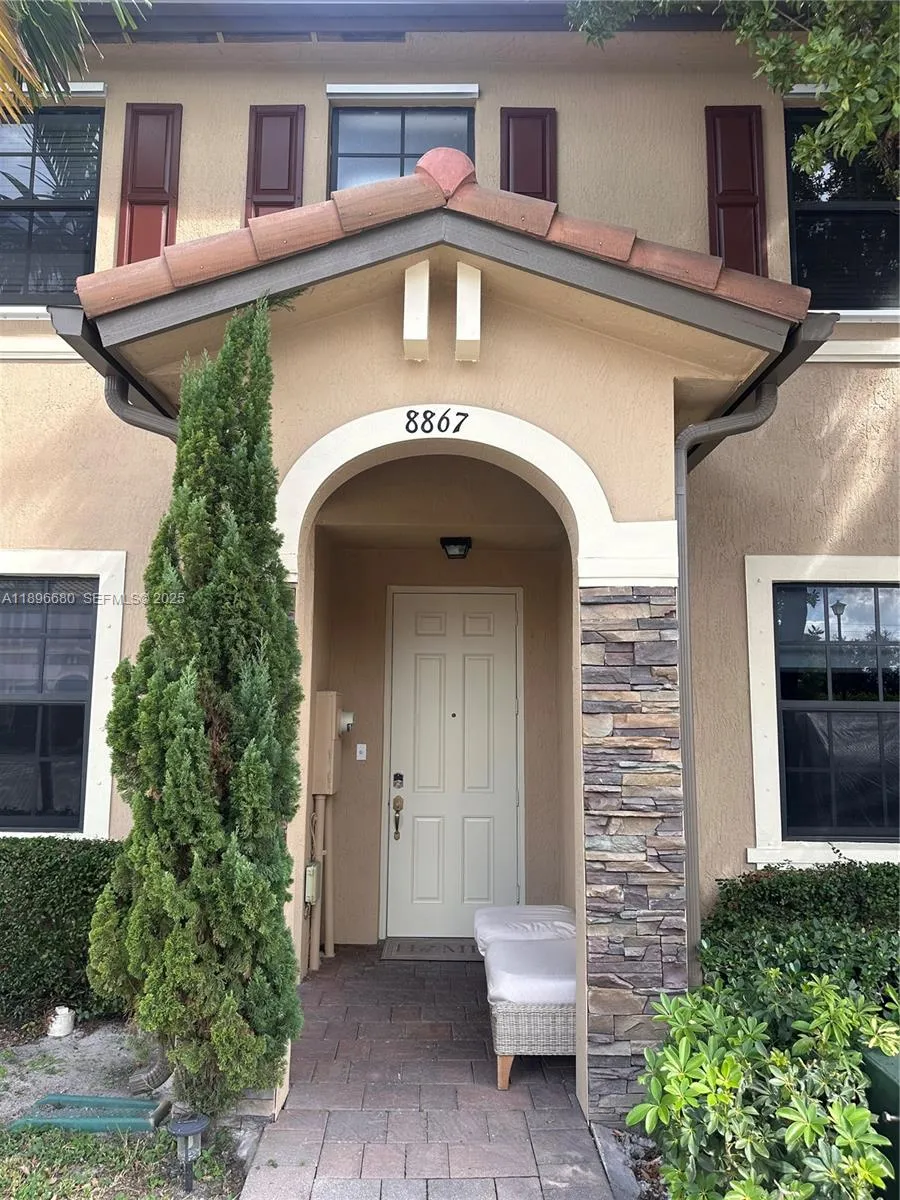 Foto de propiedad en 8867 W 35th Way, Hialeah, FL 33018 Hialeah con MLS# 