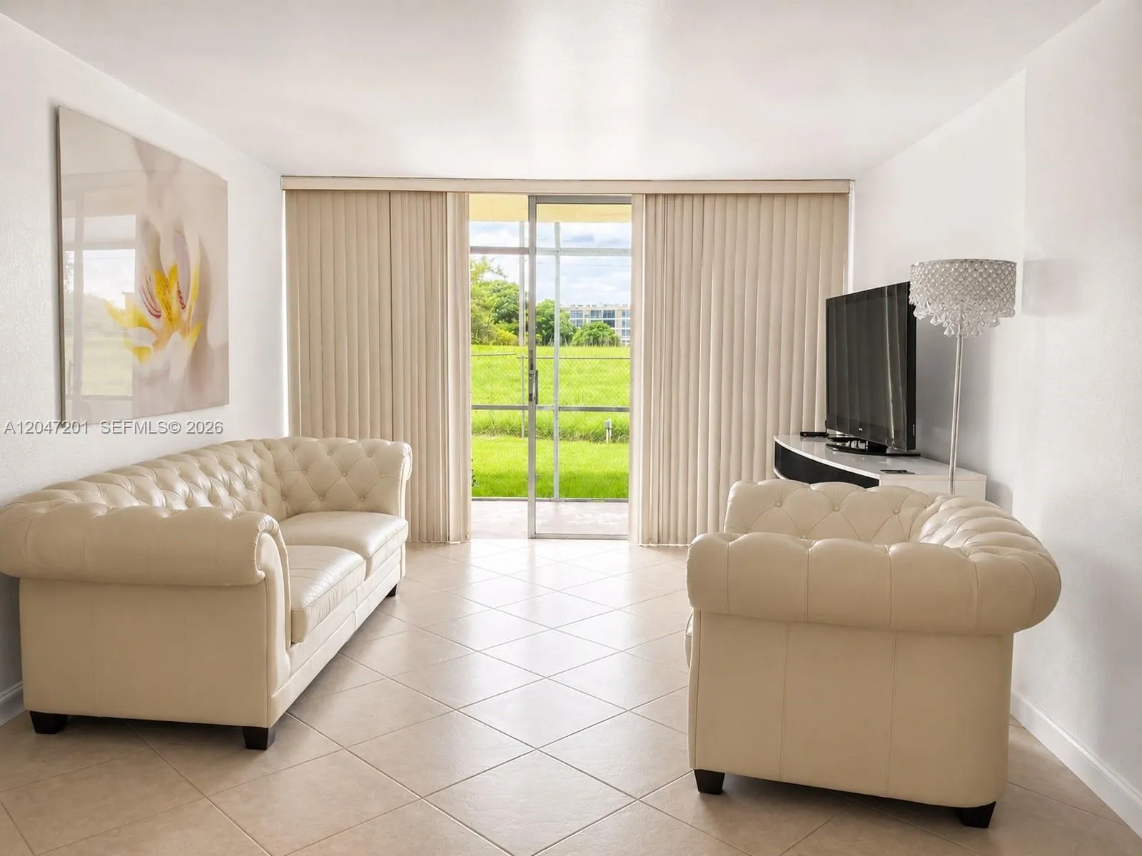 Foto de propiedad en 8870 Fontainebleau Boulevard 106, Miami, FL 33172 Miami con MLS# 