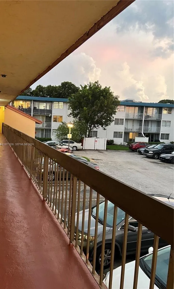 Foto de propiedad en 8875 Fontainebleau Boulevard 203, Miami, FL 33172 Miami con MLS# 