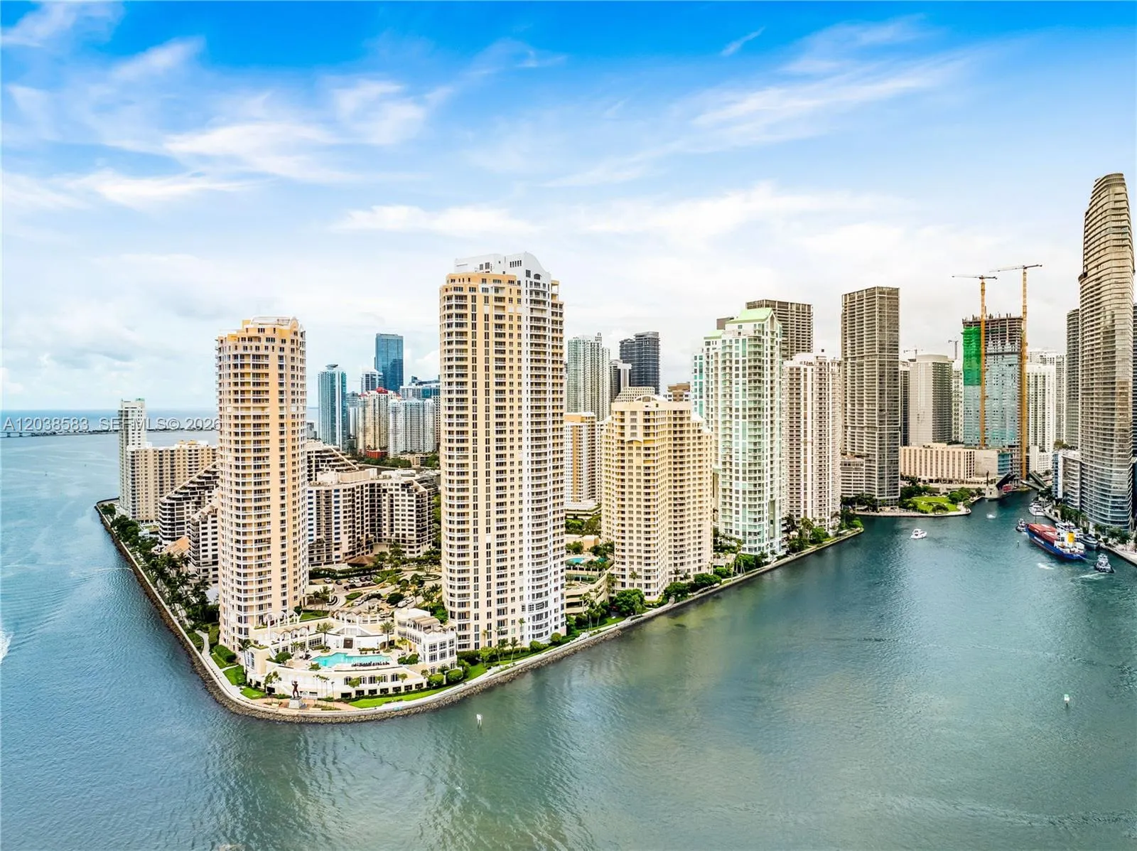 Foto de propiedad en 888 Brickell Key Drive 1010, Miami, FL 33131 Miami con MLS#