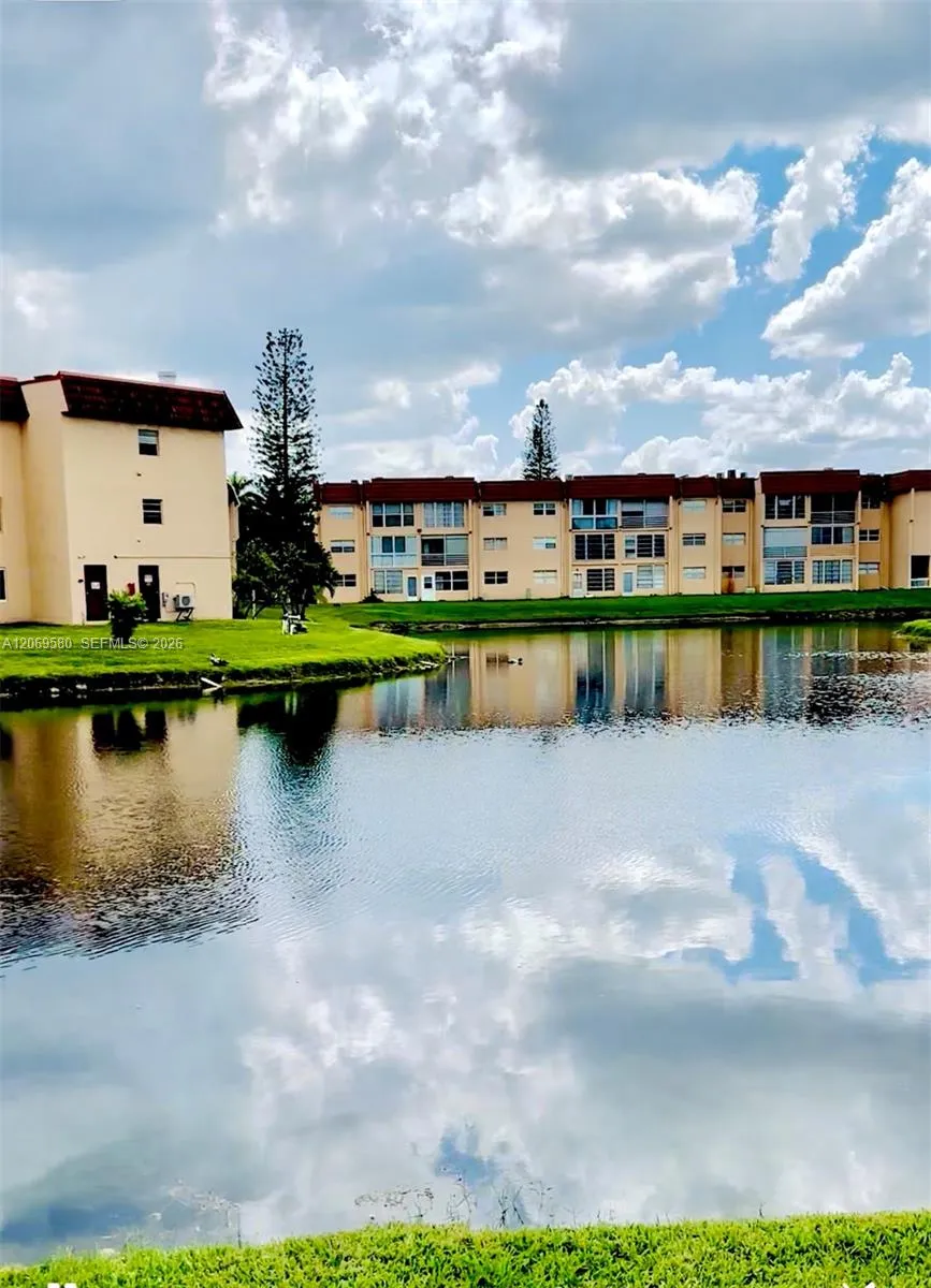 Foto de propiedad en 8881 Sunrise Lakes Boulevard 108, Sunrise, FL 33322 Sunrise con MLS# 