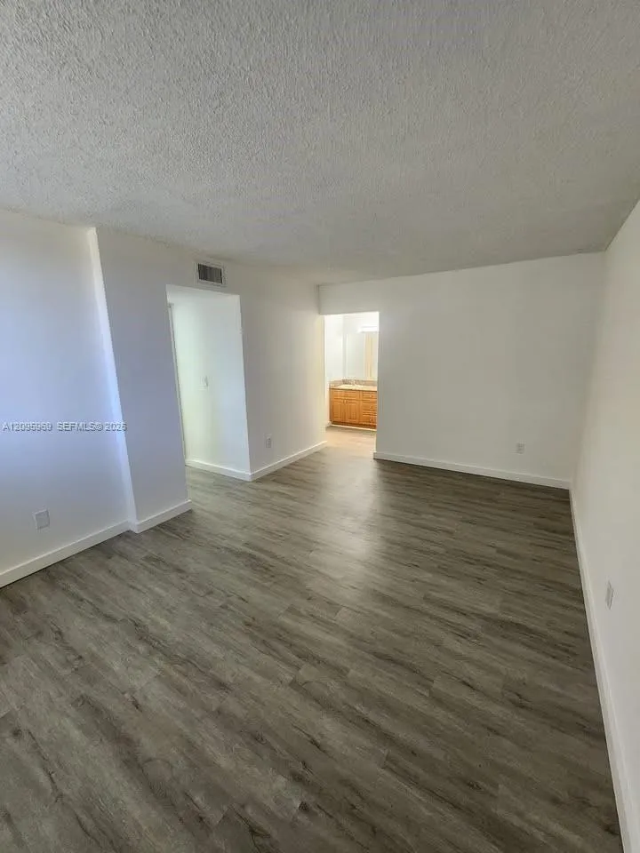 En Renta 8889 N Fontainebleau Boulevard 211, Miami, FL 33172, Miami, FL 33172