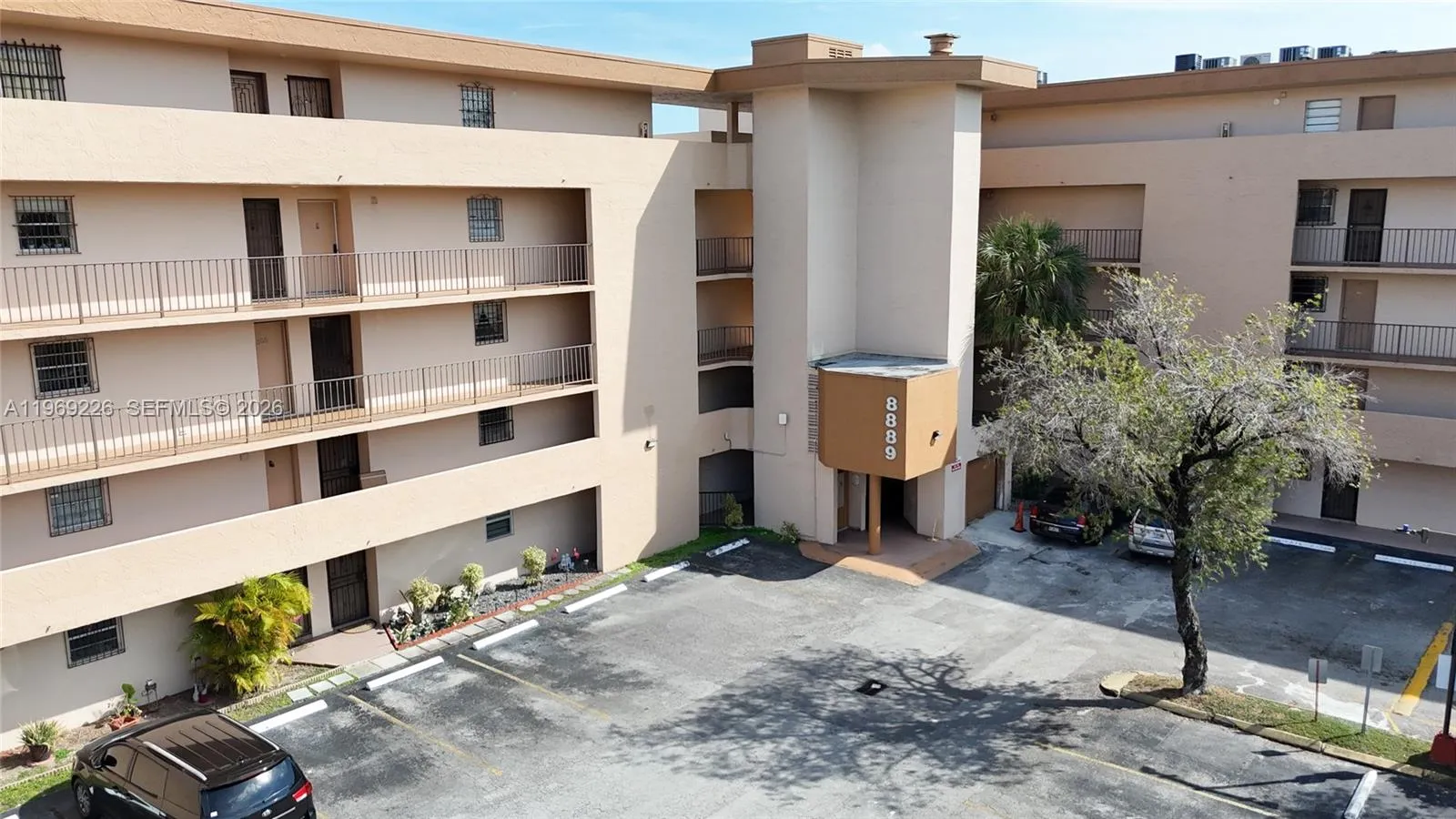Foto de propiedad en 8889 W Fontainebleau Boulevard 505, Miami, FL 33172 Miami con MLS# 