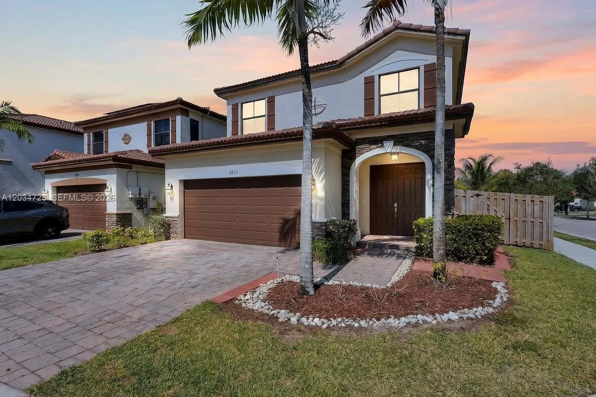 Foto de propiedad en 8890 NW 99th Path, Doral, FL 33178 Doral con MLS# 