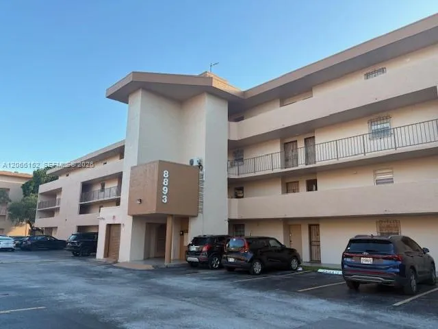 Foto de propiedad en 8893 Fontainebleau Boulevard 304, Miami, FL 33172 Miami con MLS# 