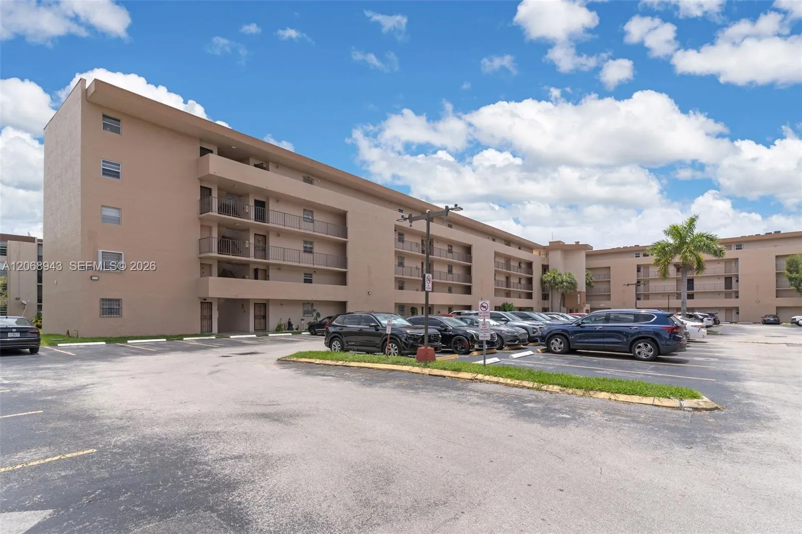 Foto de propiedad en 8895 Fontainebleau Boulevard 207, Miami, FL 33172 Miami con MLS# 