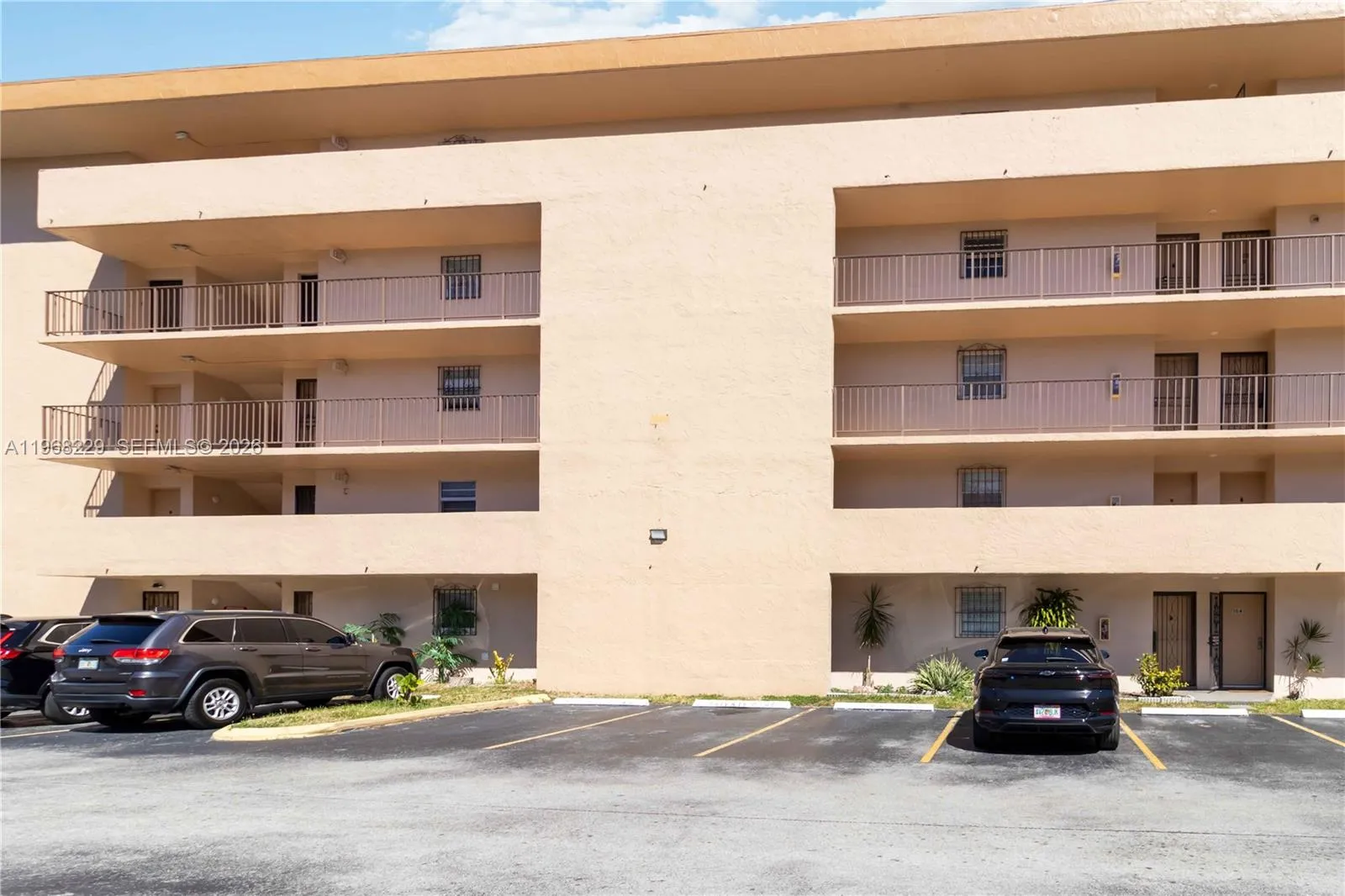Foto de propiedad en 8895 Fontainebleau Boulevard 504, Miami, FL 33172 Miami con MLS# 