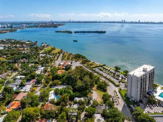 Foto de propiedad en 890 NE 70th Street, Miami, FL 33138 Miami con MLS# 