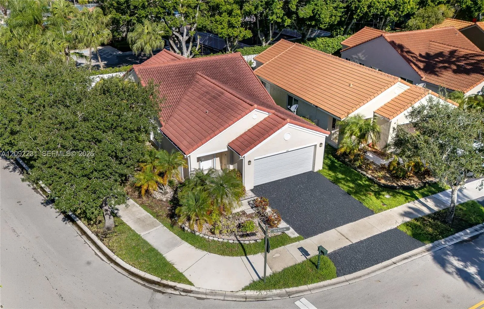 Foto de propiedad en 890 San Remo Drive, Weston, FL 33326 Weston con MLS# 