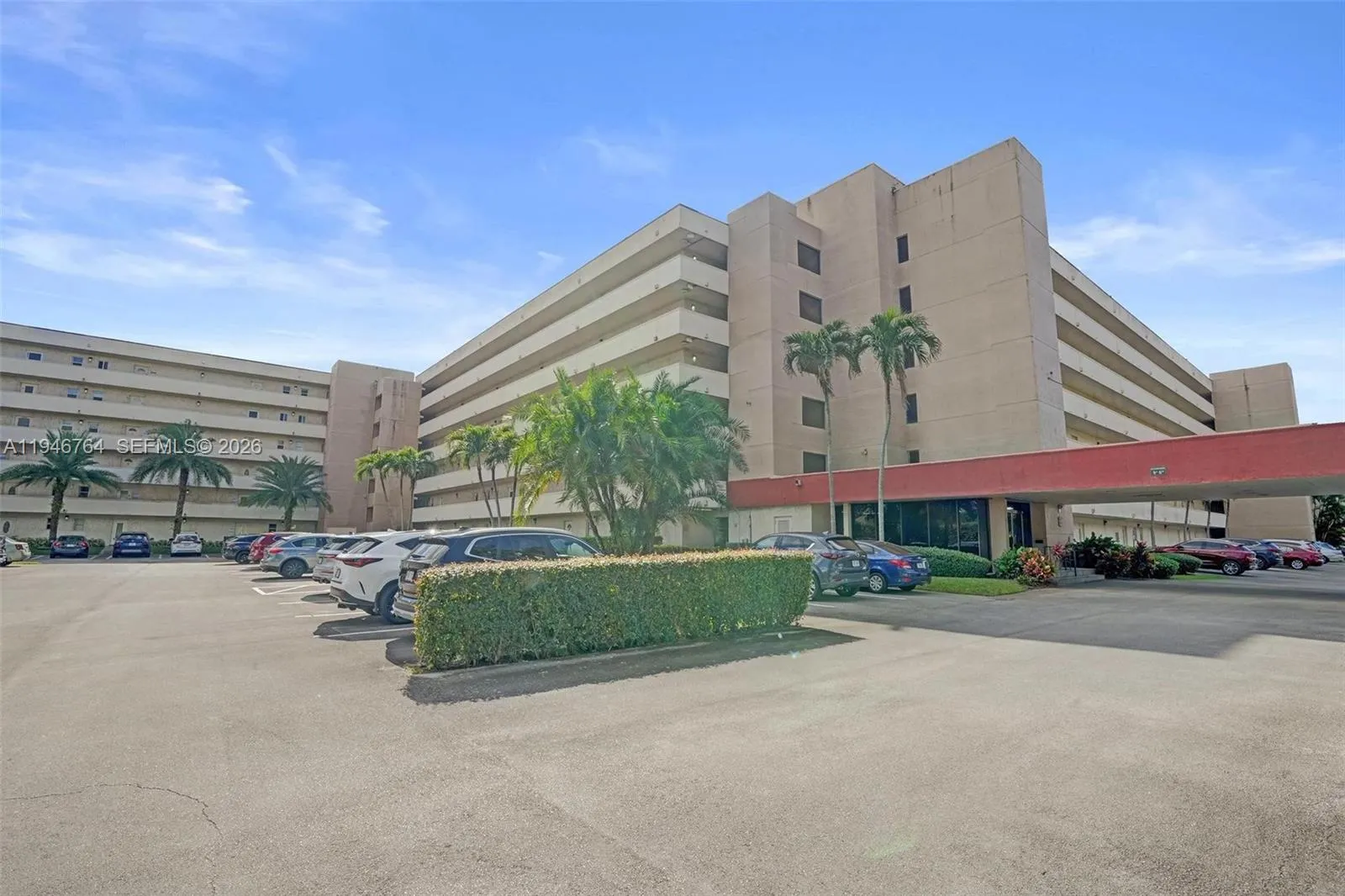 Foto de propiedad en 8900 Washington Boulevard PH5, Pembroke Pines, FL 33025 Pembroke Pines con MLS# 