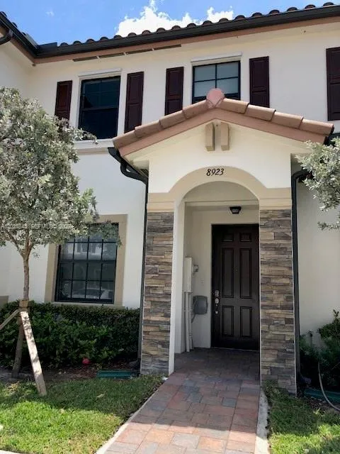 Foto de propiedad en 8923 W 35th Avenue, Hialeah, FL 33018 Hialeah con MLS# 