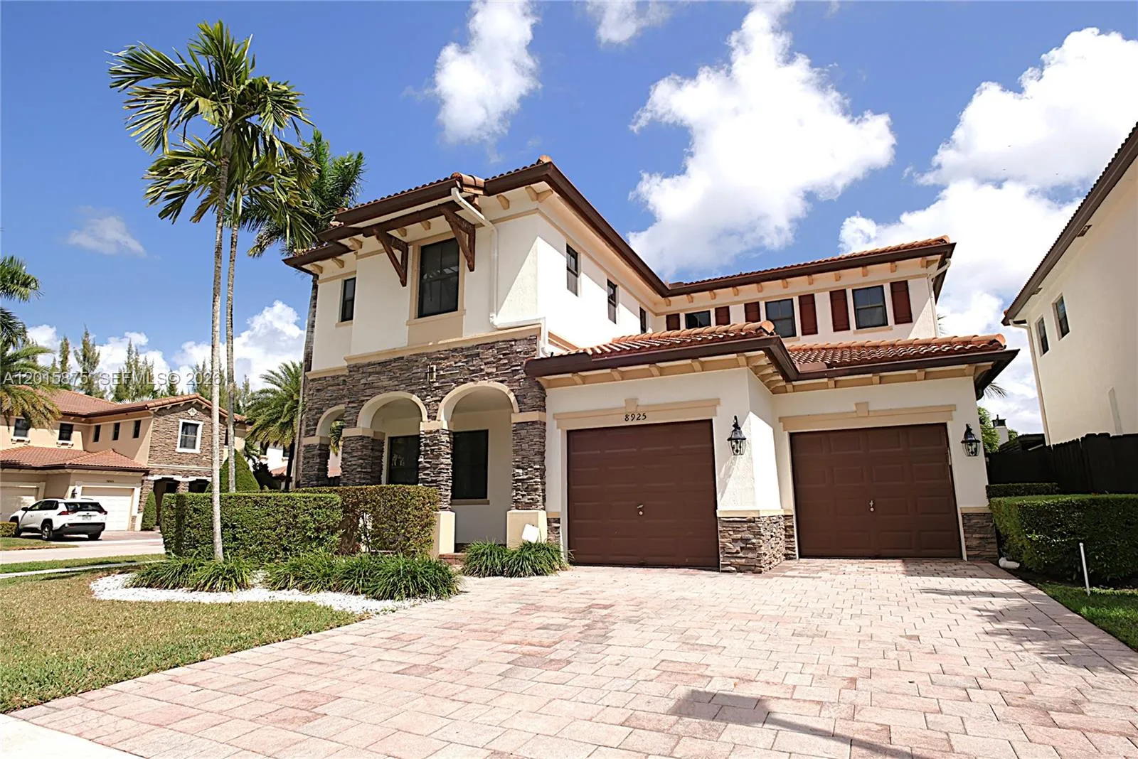 Foto de propiedad en 8925 NW 99th Avenue, Doral, FL 33178 Doral con MLS# 
