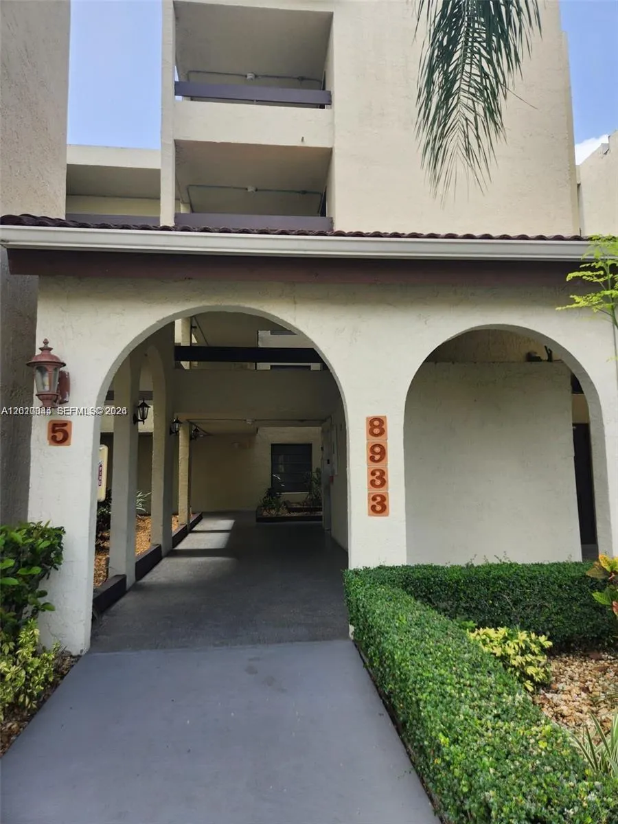 Foto de propiedad en 8933 SW 123rd Court 108, Miami, FL 33186 Miami con MLS# 