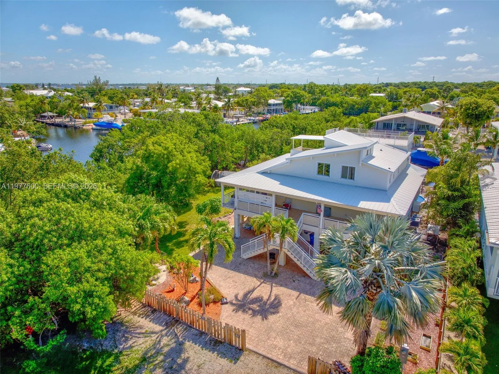 Foto de propiedad en 894 Ellen Drive, Key Largo, FL 33037 Key Largo con MLS# 