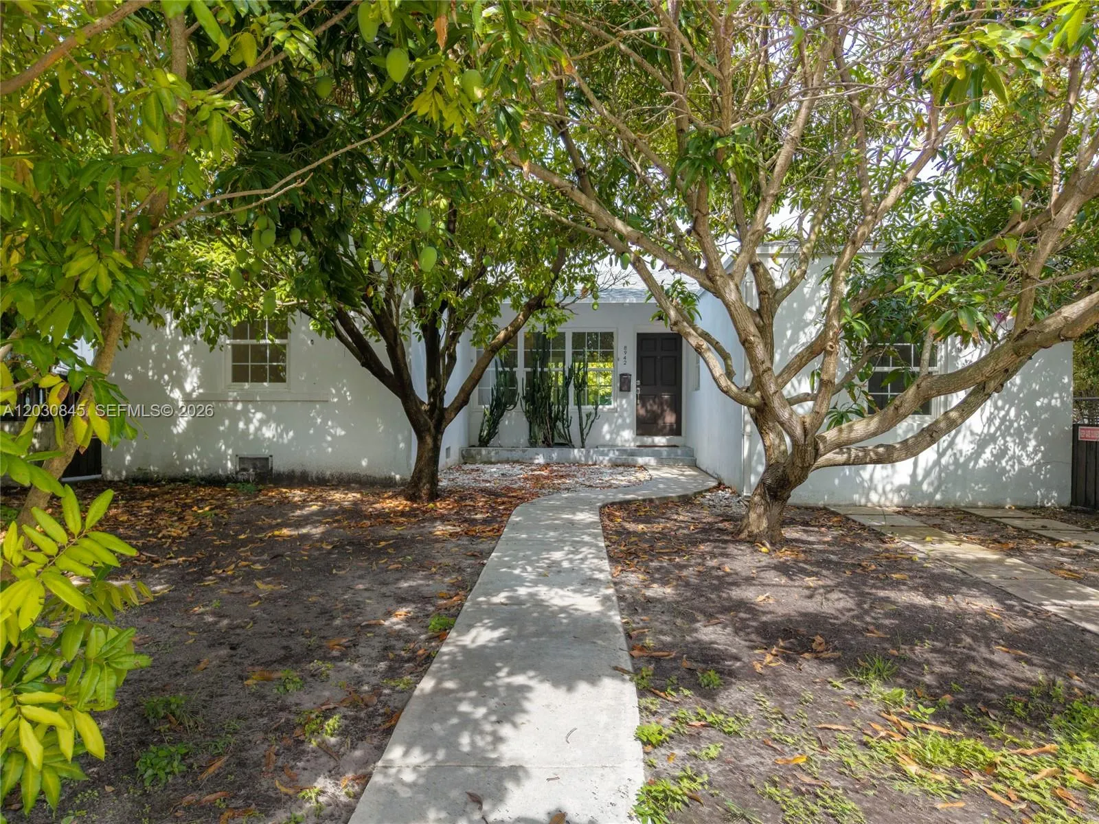 Foto de propiedad en 8942 Carlyle Avenue, Surfside, FL 33154 Surfside con MLS# 