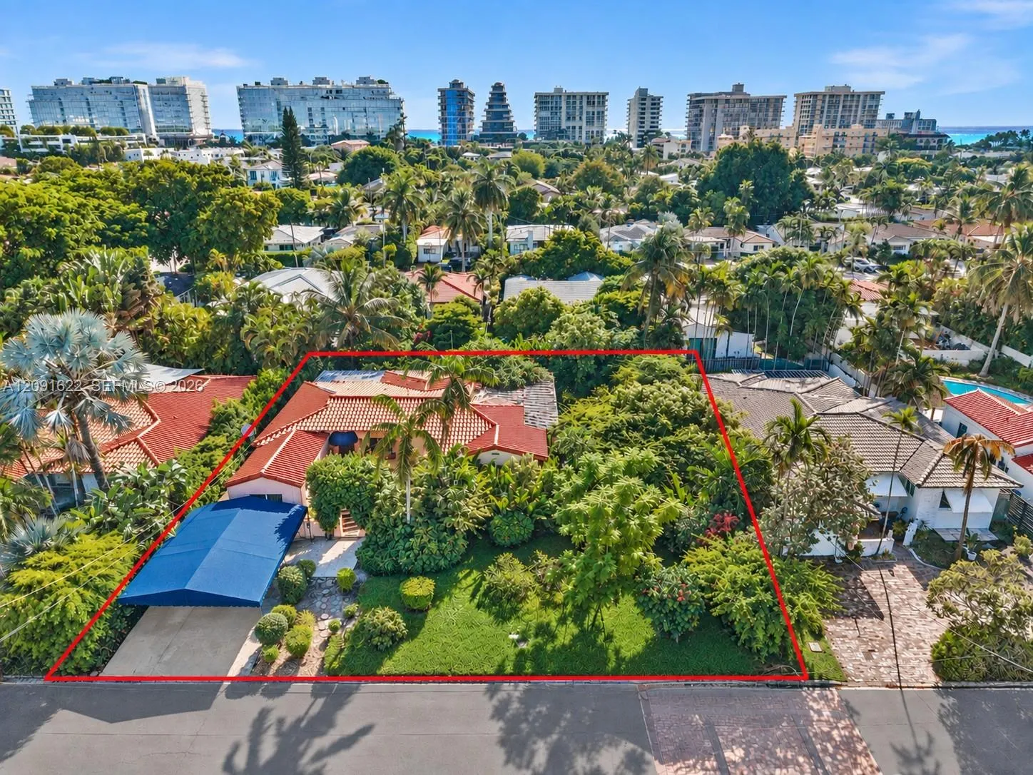 Foto de propiedad en 8945 Dickens Avenue, Surfside, FL 33154 Surfside con MLS# 