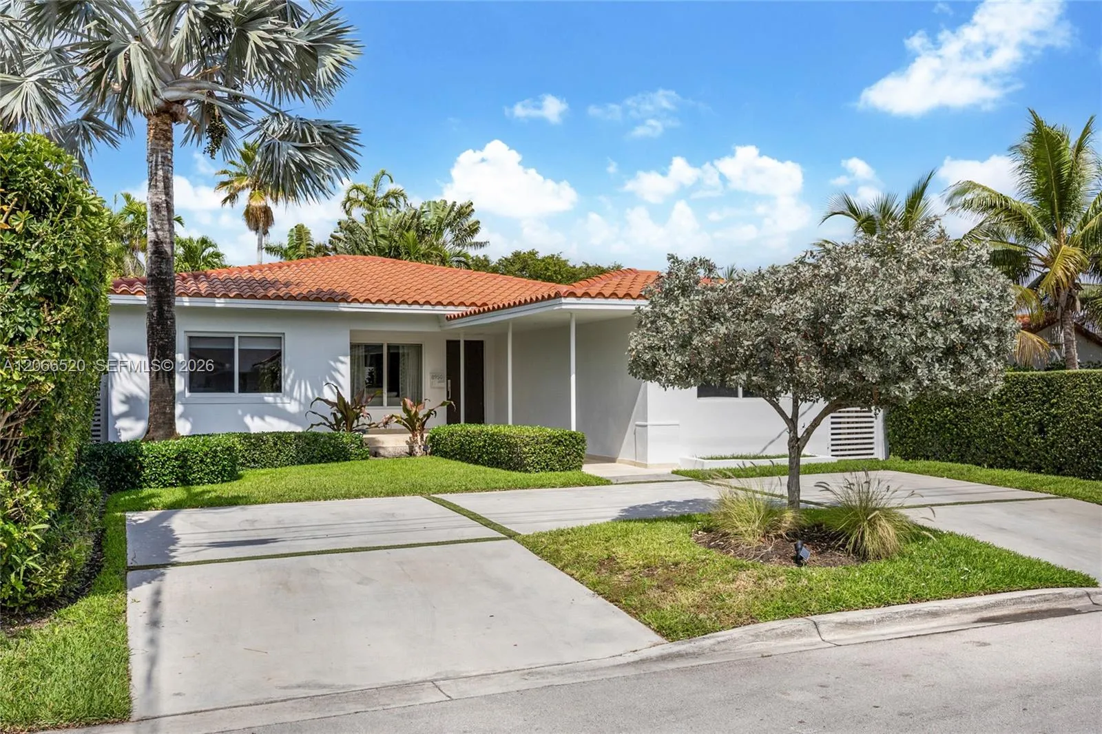 Foto de propiedad en 8950 Byron Avenue, Surfside, FL 33154 Surfside con MLS# 