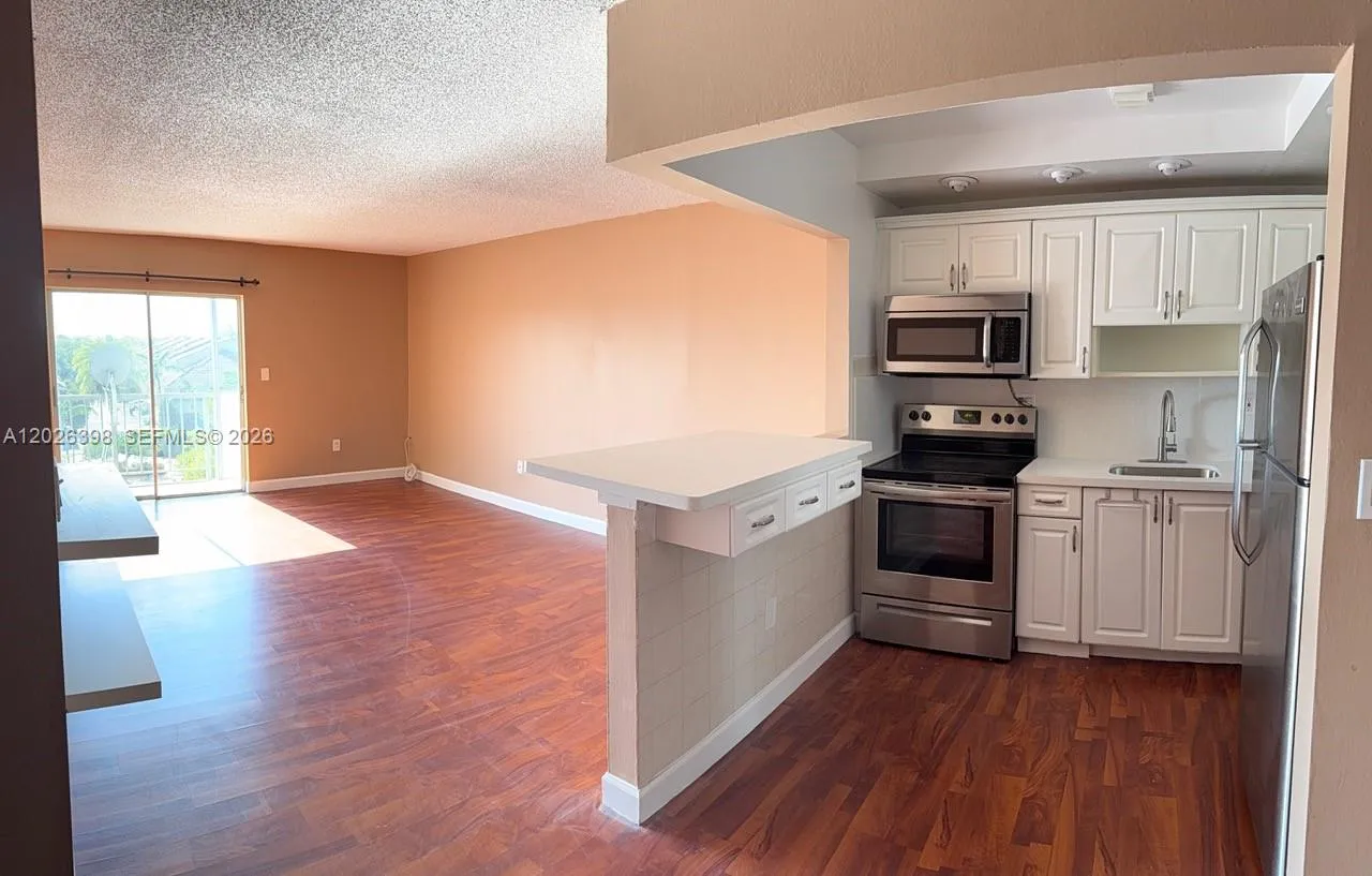 Foto de propiedad en 8950 NE 8th Avenue 405, Miami, FL 33138 Miami con MLS# 