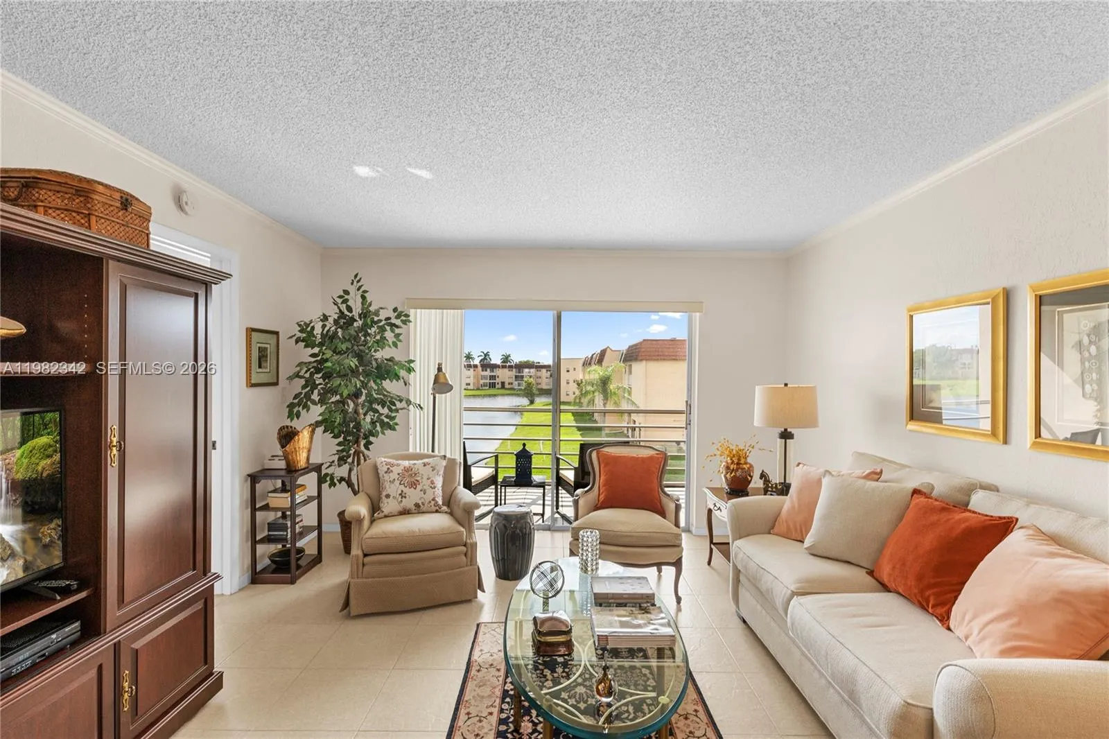 Foto de propiedad en 8950 Sunrise Lakes Boulevard 309, Sunrise, FL 33322 Sunrise con MLS# 