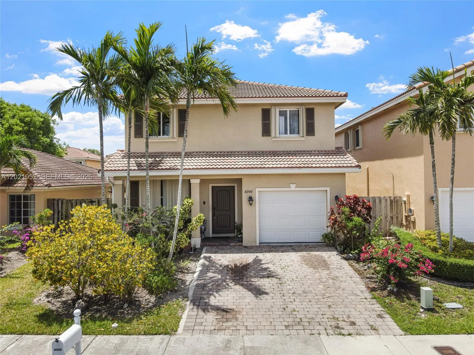 Foto de propiedad en 8956 SW 215th Terrace, Cutler Bay, FL 33189 Cutler Bay con MLS# 