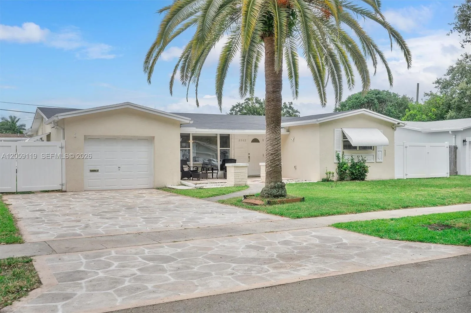 Foto de propiedad en 8963 SW 53rd Street, Cooper City, FL 33328 Cooper City con MLS# 