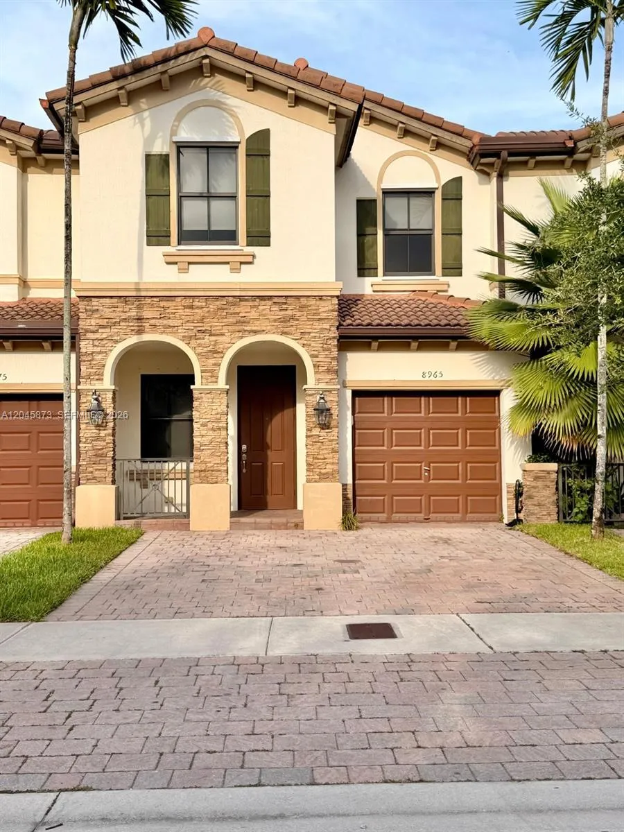 Foto de propiedad en 8965 NW 98th Avenue ., Doral, FL 33178 Doral con MLS# 